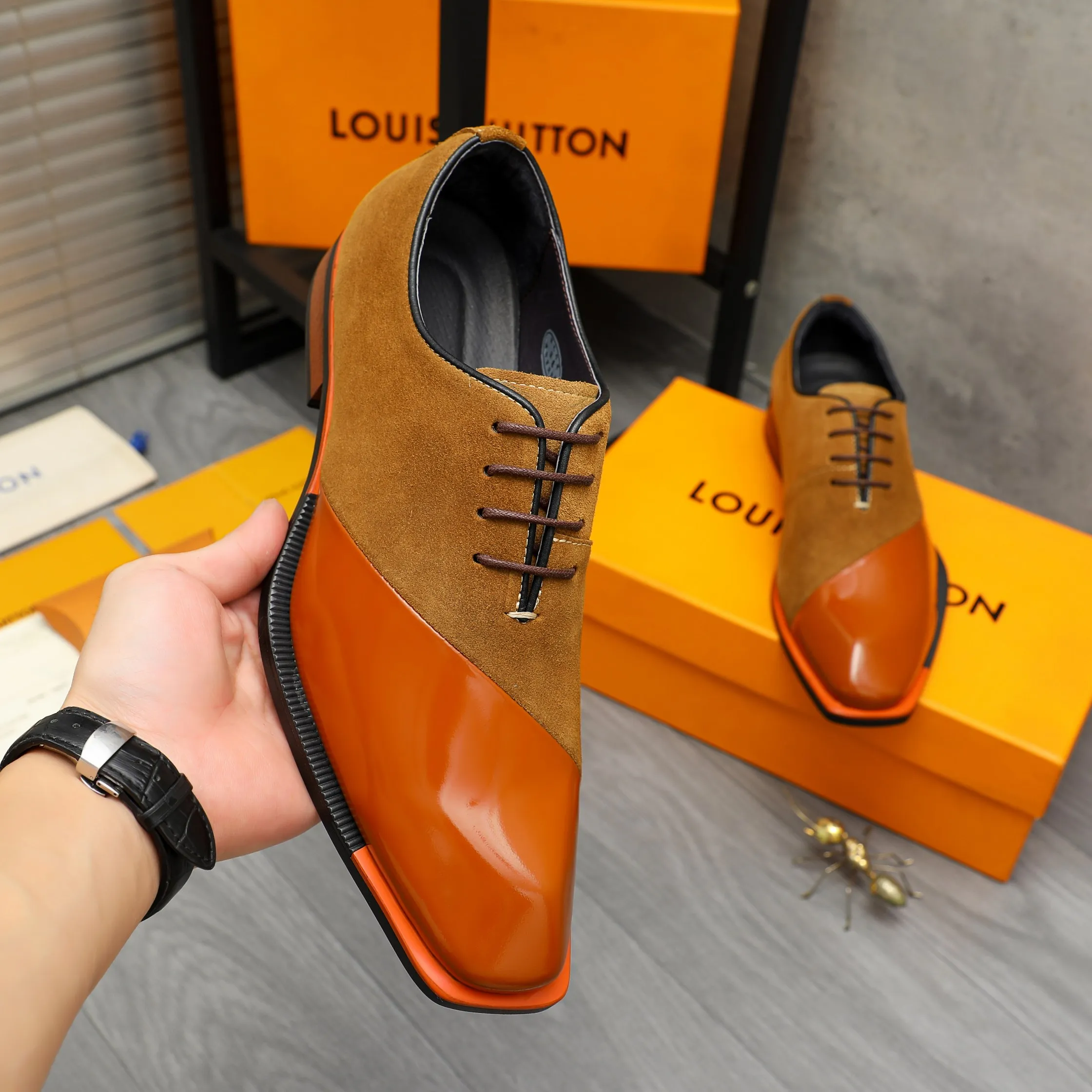 Men's shoes 💰580 Product trademark: LV "Louis Vuitton" business formal lace-up leather shoes Regular size: 37-46 Product materials: Selected high-quality cowhide stitching nubuck leather upper, pigskin lining, rubber outsole